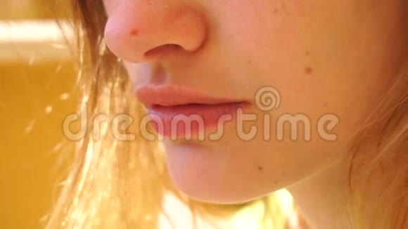 年轻女孩嘴唇漂亮舔草莓视频的预览图