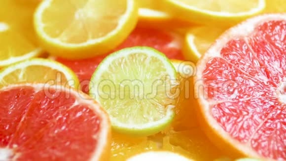 新鲜薄荷叶落在柠檬和橙子片上的宏观慢动作镜头视频的预览图