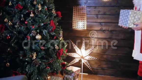 圣诞老人把礼物放在树下视频的预览图