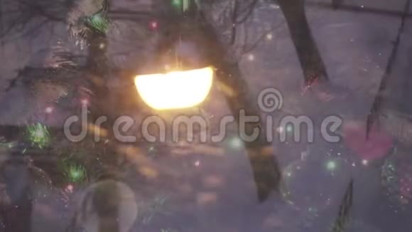 新年透过玻璃在下雪时可以看到街灯在玻璃上可以看到装饰新的合适的圣诞节视频的预览图