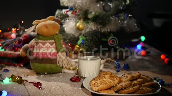 木制棕色桌子上面装饰着圣诞用品和花环女人手从桌子上拿牛奶视频的预览图