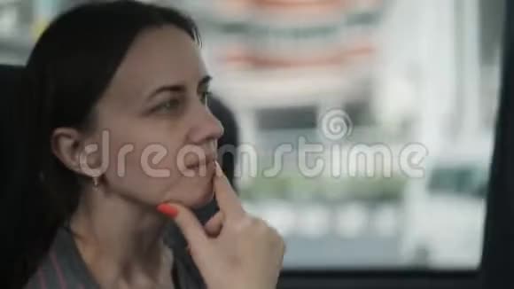 一位中年妇女正乘公共汽车望着窗外视频的预览图