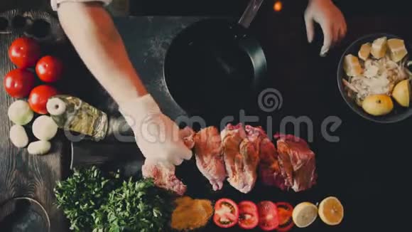厨师的手在煎锅里煮肉视频的预览图