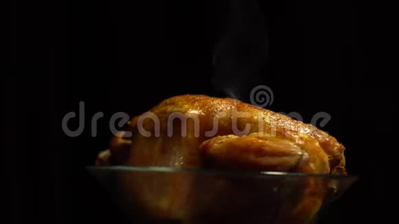 玻璃盘子里的热炸鸡打开黑色背景视频的预览图