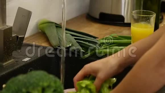 女人手洗新鲜蔬菜视频的预览图