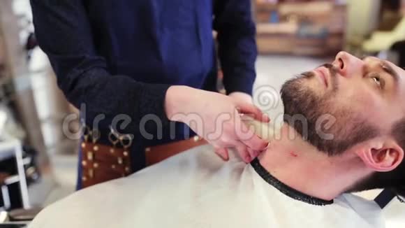 理发师用白矾棒治疗男性颈部视频的预览图