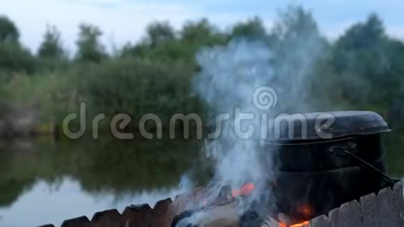 在篝火上准备食物视频的预览图