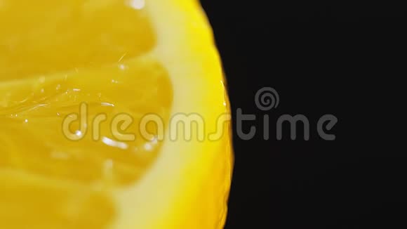 柑桔上的水珠大范围拍摄柑橘绿色多汁的橘子新鲜的橘子水果鲜橙果果视频的预览图