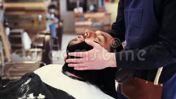 剃须刀用毛巾清洁男性面部视频的预览图