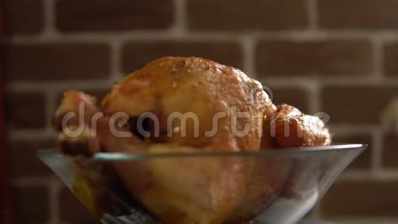 热炸鸡在玻璃碗上贴着红砖墙视频的预览图