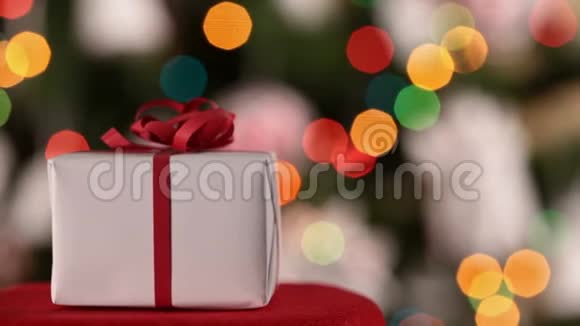 圣诞礼物特写镜头在圣诞树前滑动视频的预览图
