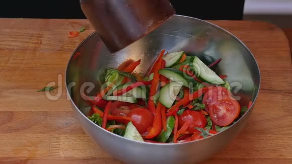 用盐或胡椒调味蔬菜沙拉视频的预览图