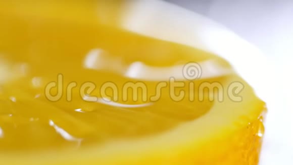 柑桔上的水珠大范围拍摄柑橘绿色多汁的橘子新鲜的橘子水果果汁橙果视频的预览图