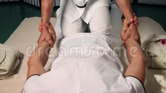 男性身体在按摩过程中视频的预览图