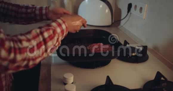 在厨房里女人在煤气滚刀上做汉堡包视频的预览图