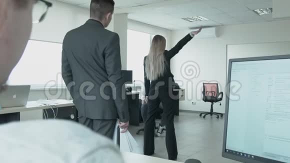 女商人开始在办公室跳舞在舞蹈中一个漂亮的女人摔倒在老板身上继续在老板身上跳舞视频的预览图