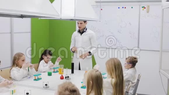 化学老师和孩子们在课堂上交谈视频的预览图
