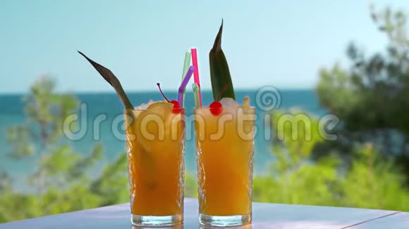 新鲜水果饮料与冰块落入眼镜视频的预览图