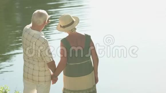 老年人站在水边视频的预览图