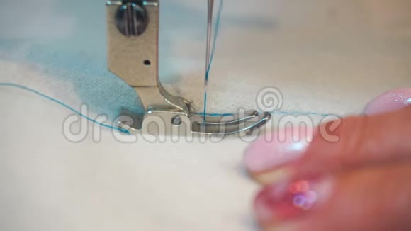 中年妇女手工缝制米色织物缝纫机视频的预览图