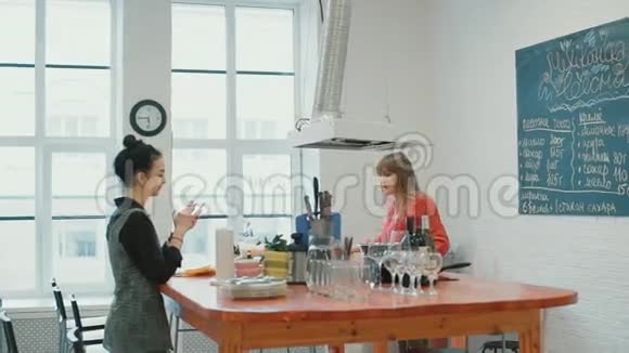 那个女孩会把厨房的桌子弄坏视频的预览图