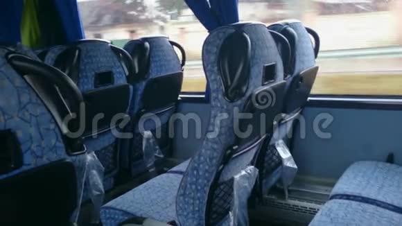 坐在低成本公共汽车内的空座位乘坐经济舱旅游视频的预览图