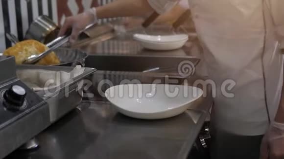 亚洲国家的菜是切布瑞克用油炸锅里的油煎视频的预览图