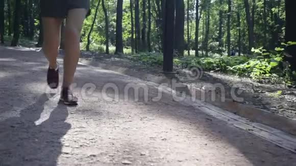 一个面目全非的年轻女子在公园里慢跑的腿视频的预览图