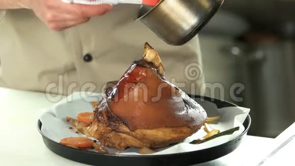 厨师使用烤刷酱汁视频的预览图