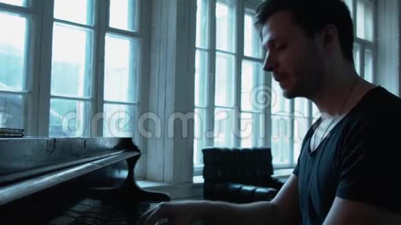 一个大窗户上的男人弹钢琴一个年轻的女人按下钥匙来帮助他视频的预览图