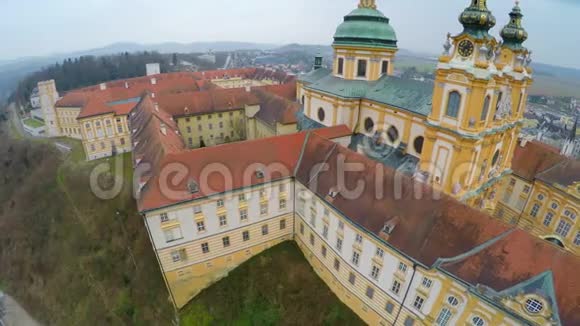 奥地利梅尔克修道院内院屋顶巴洛克风格建筑的鸟瞰图视频的预览图