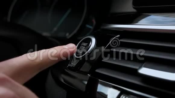 男人在车里按下启动引擎按钮视频的预览图