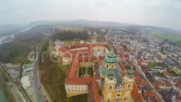 奥地利梅尔克镇的鸟瞰图多瑙河上著名的梅尔克修道院视频的预览图
