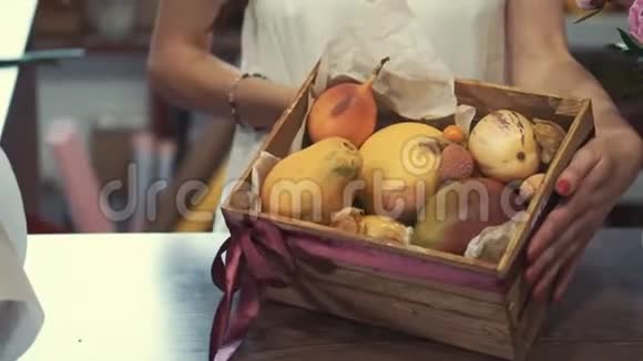 花商为顾客做水果篮作为礼物视频的预览图
