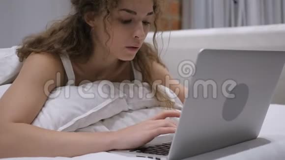 因电脑工作问题而生气的女性视频的预览图