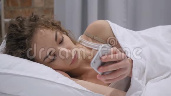 女性在床上自拍正面镜头视频的预览图