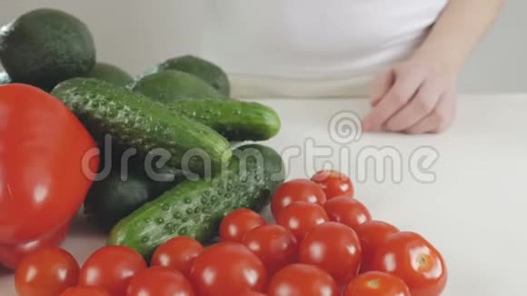 餐桌上的女人选择新鲜蔬菜做沙拉视频的预览图