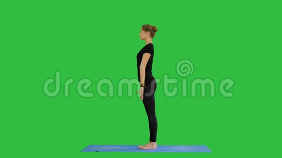 年轻女子做瑜伽太阳敬礼姿势在垫子上的绿色屏幕铬键视频的预览图