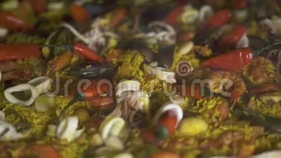 贻贝虾菖蒲和辣椒的传统海鲜饭快关门烹饪西班牙美食海鲜饭视频的预览图