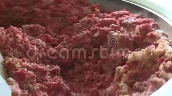 用专用机器磨肉视频的预览图