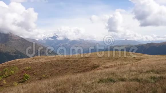 位于大高加索山脉中部的特努迪峰的全景视频的预览图