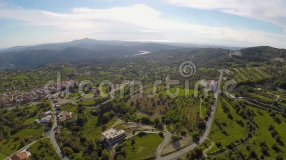 美丽的山村塞浦路斯的绿色景观和橄榄园鸟瞰视频的预览图