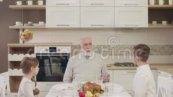 家庭晚餐期间的家庭视频通话用台视频的预览图