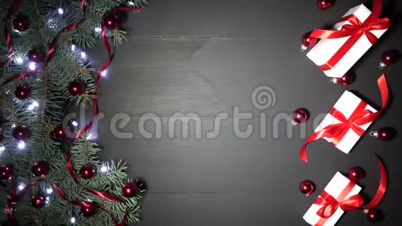 圣诞节背景的黑木装饰杉树枝松树上装饰着黄柏红纸屑和闪闪发光的灯光视频的预览图