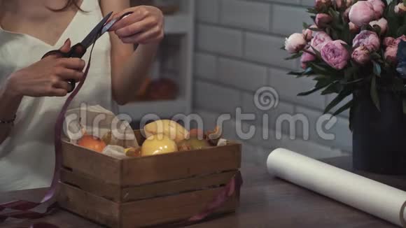 花商为顾客做水果篮作为礼物视频的预览图