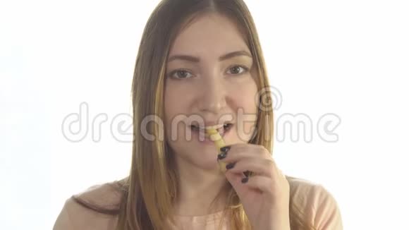 少妇吃炸土豆有害食物视频的预览图