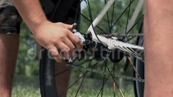修理自行车的人视频的预览图