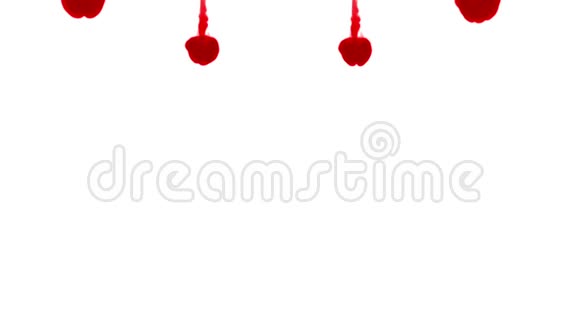 红墨水在水中从上到下呈圆形在白色的背景上作为阿尔法通道使用卢马哑光视频的预览图