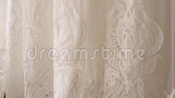 新娘礼服特写新娘婚纱的细节视频的预览图