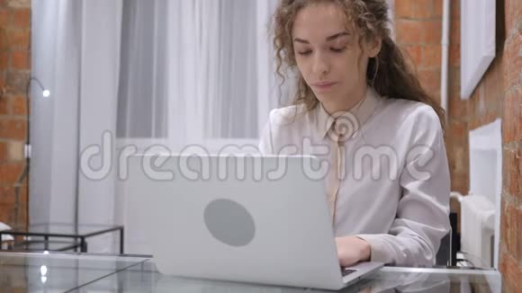 夜间工作的年轻女性视频的预览图